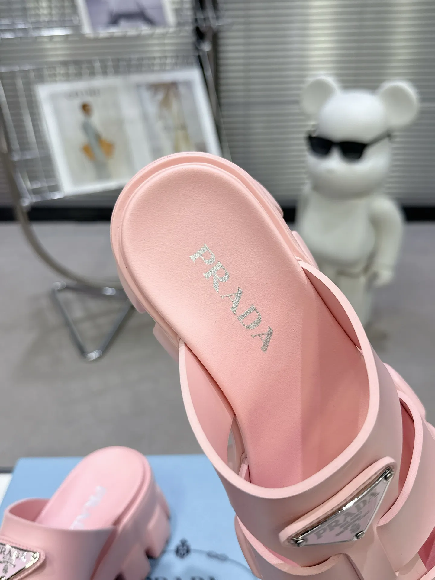👟👟Ex-factory price 440👟👟 2025 exclusive version super popular🎊🎊🎊prada Prada triangular buckle serrated Roman thick-soled rubber foam ultra-light sandals are retro, fashionable and avant-garde, the upper perfectly restores the original craftsmanship, making the whole pair of shoes light and comfortable, full of holiday feel, bright colors💐💐💐💐 A variety of choices to satisfy fashionable people of different styles! The iconic metal triangle logo is paired with the shape of ancient beach sandals. Every design element is fashionable! Code number 35-40​